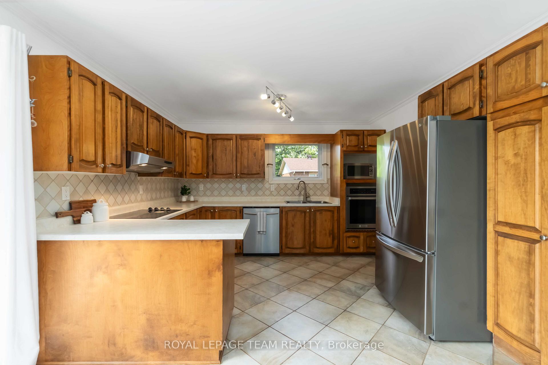 Photo 7 of 1322 Johnston Drive, Ottawa, Greely — HOMEH