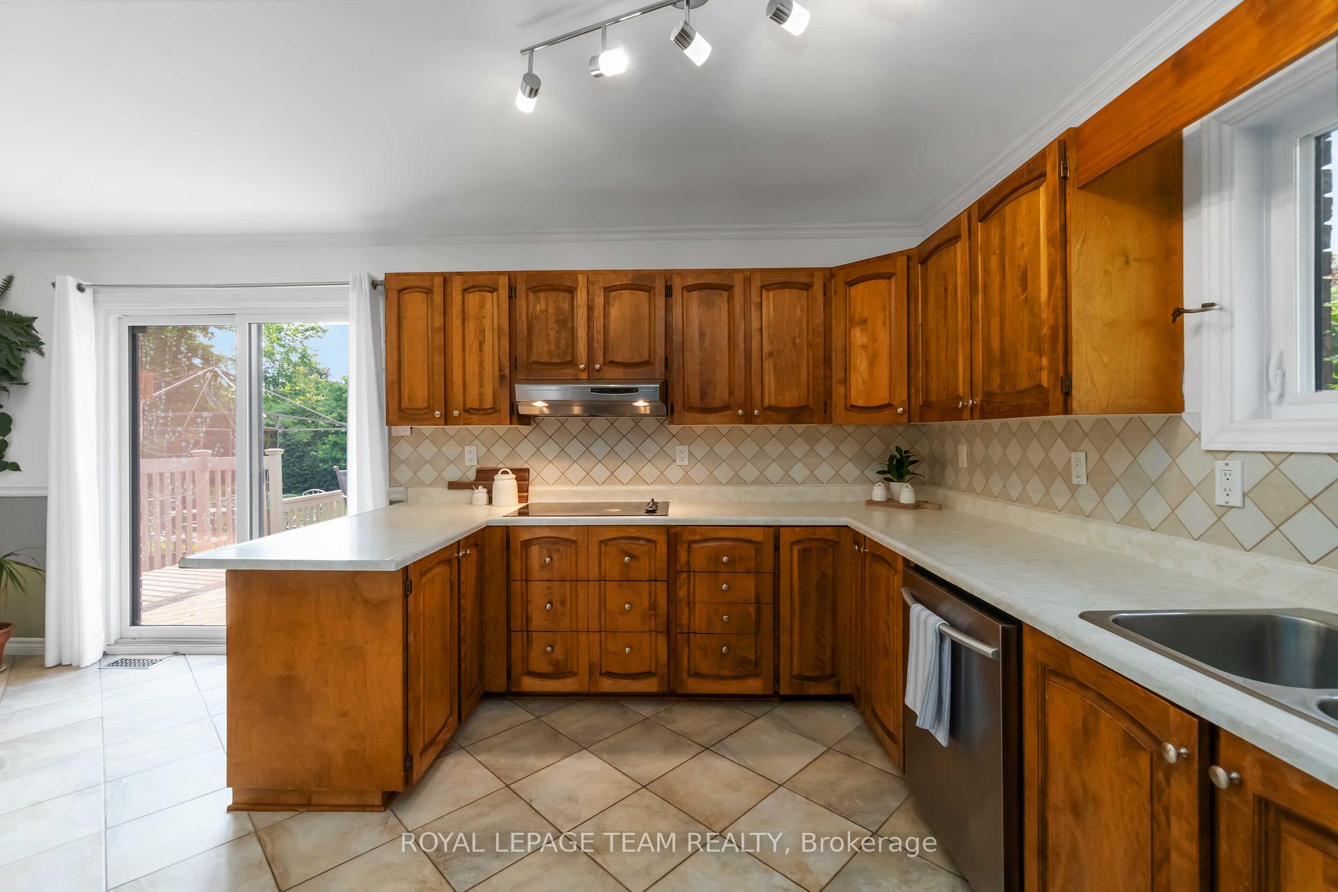 Photo 8 of 1322 Johnston Drive, Ottawa, Greely — HOMEH