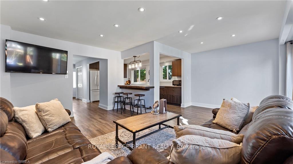 Photo 4 of 71 Garden Crescent, Brant, Paris — HOMEH