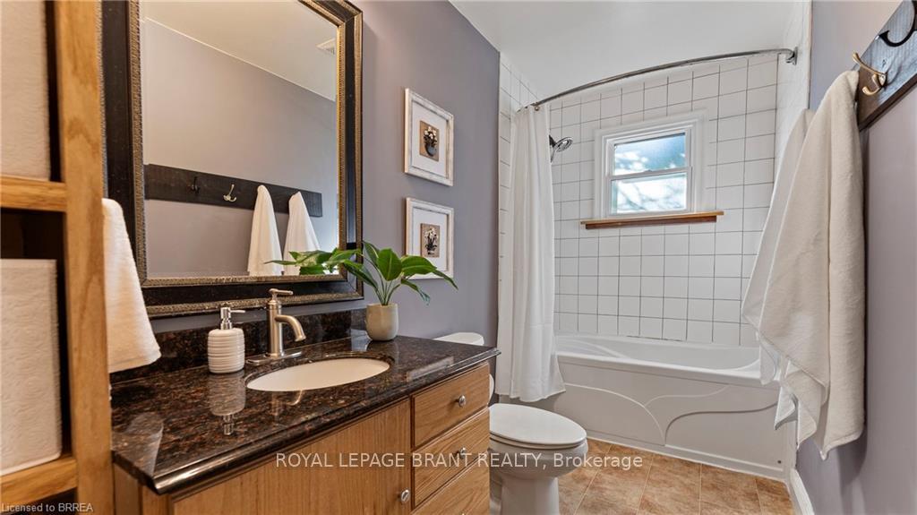 Photo 12 of 71 Garden Crescent, Brant, Paris — HOMEH