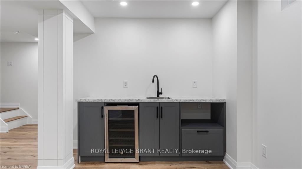 Photo 16 of 71 Garden Crescent, Brant, Paris — HOMEH
