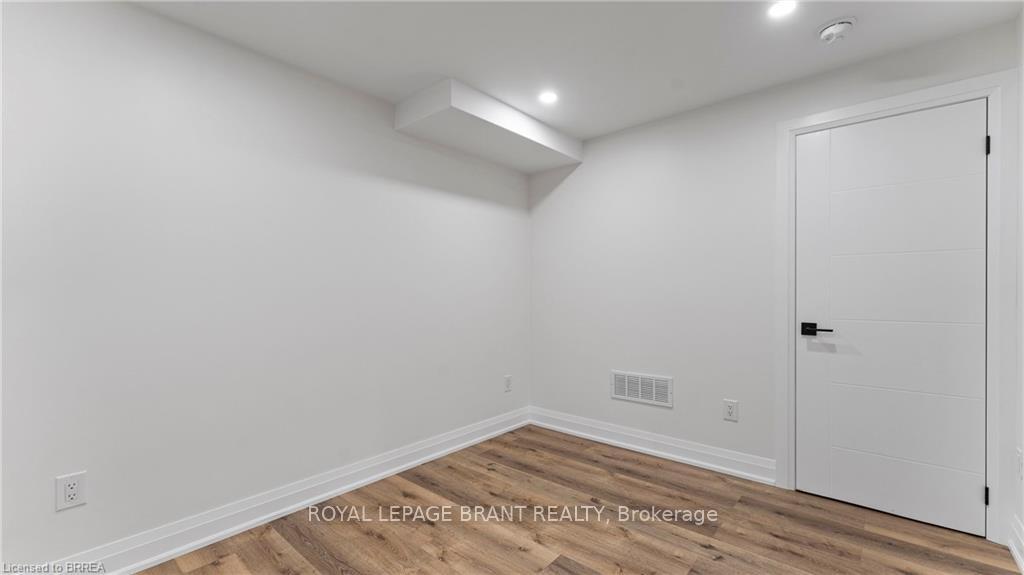 Photo 17 of 71 Garden Crescent, Brant, Paris — HOMEH