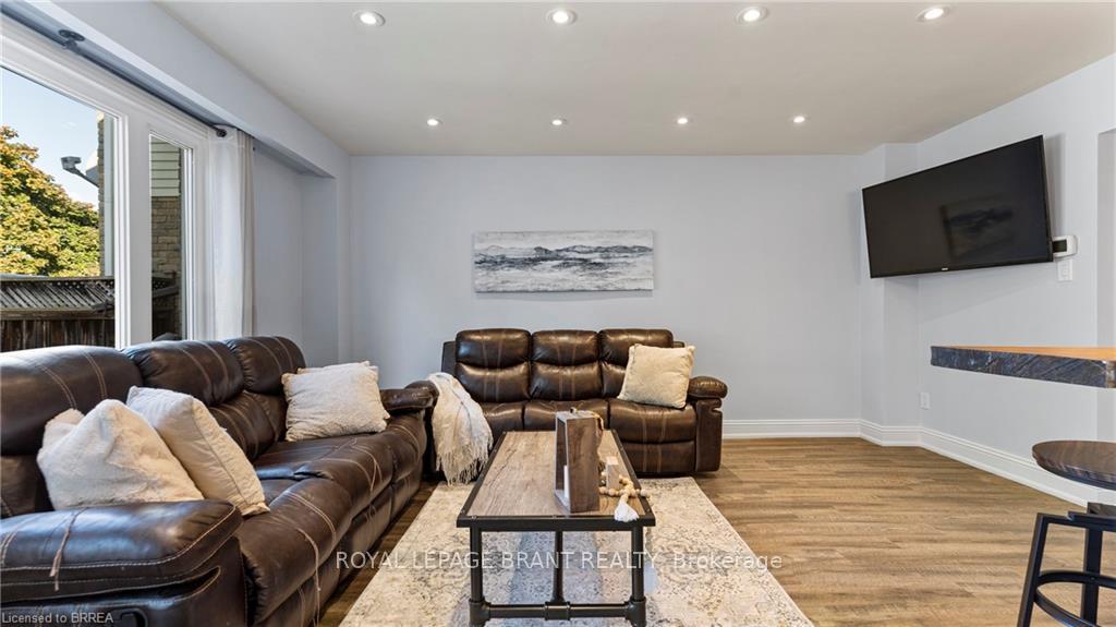 Photo 22 of 71 Garden Crescent, Brant, Paris — HOMEH