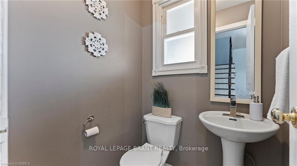 Photo 23 of 71 Garden Crescent, Brant, Paris — HOMEH
