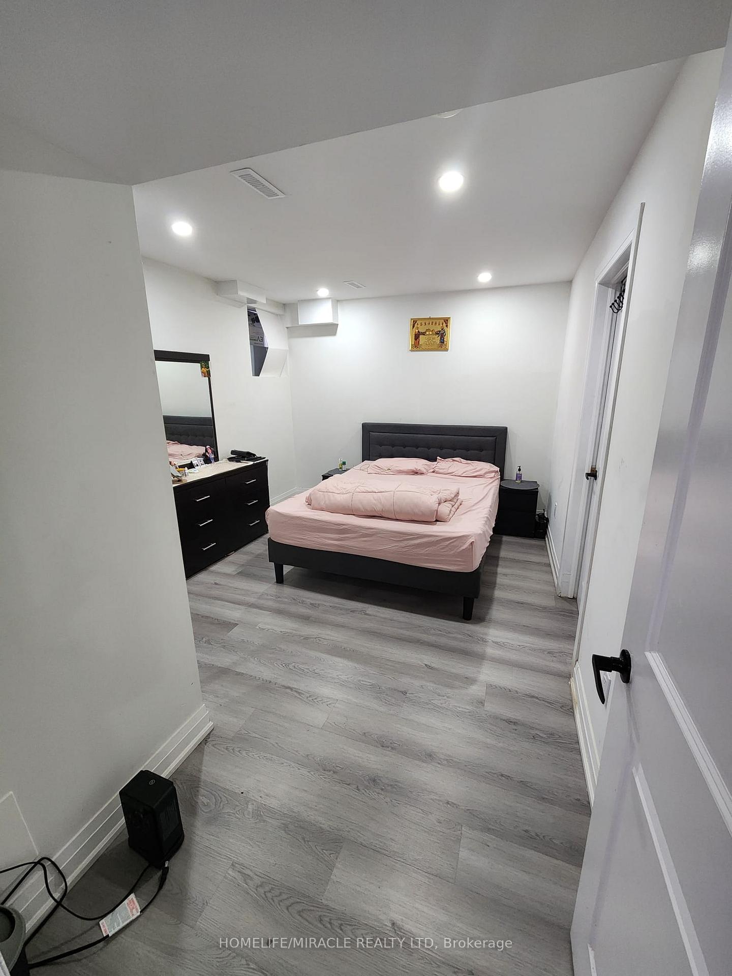 Photo 2 of 33 Trellanock Road, Brampton, Bram West — HOMEH