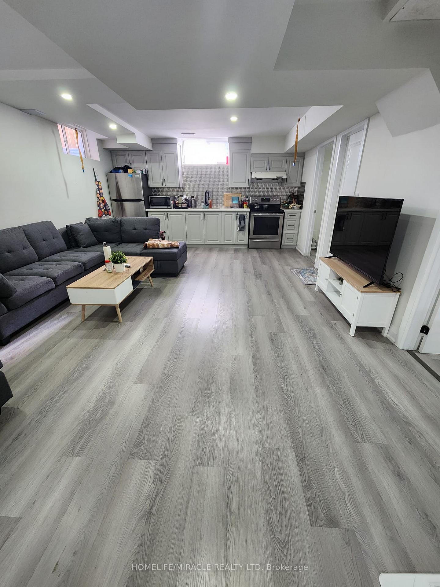 Photo 3 of 33 Trellanock Road, Brampton, Bram West — HOMEH