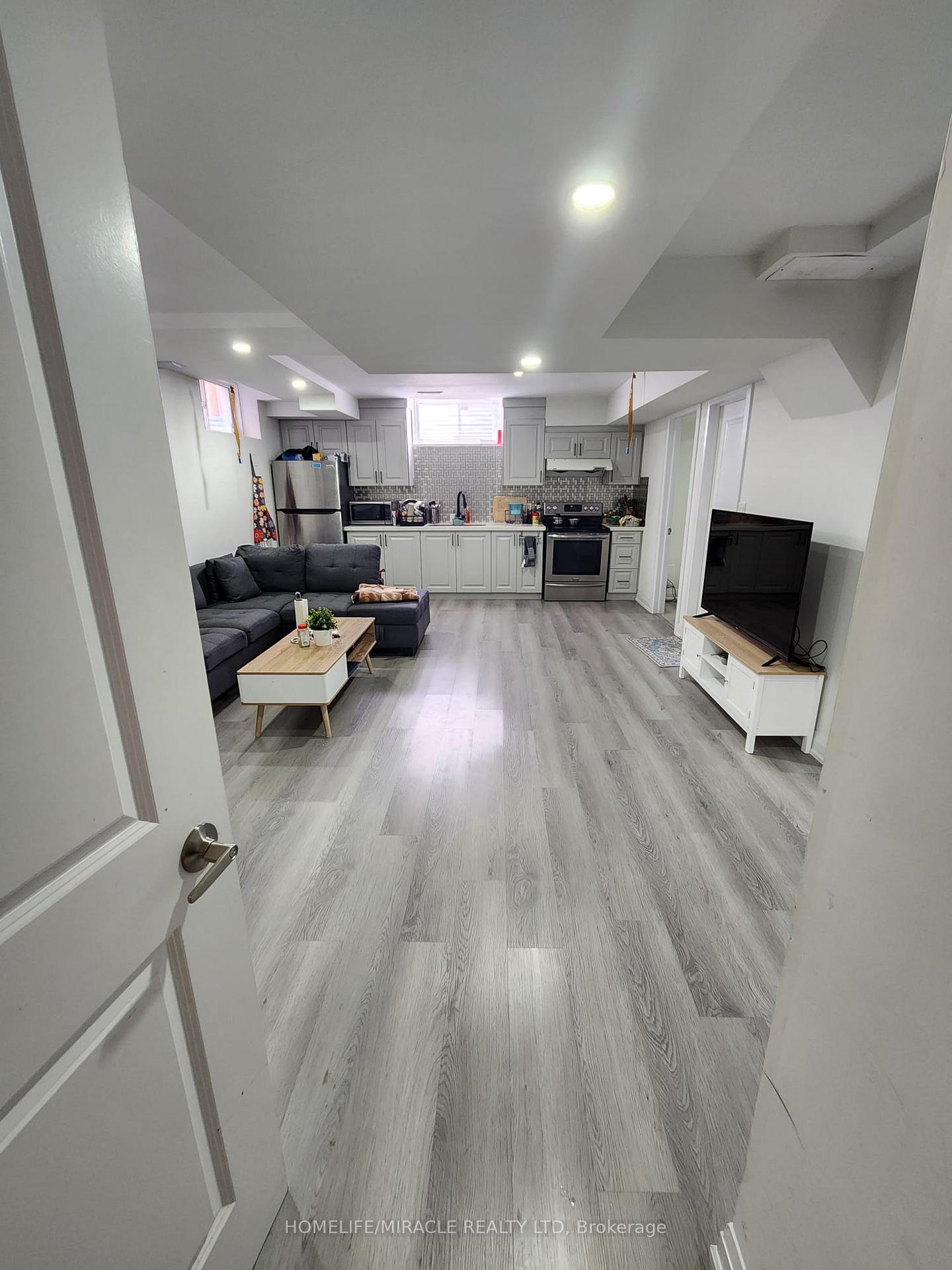 Photo 4 of 33 Trellanock Road, Brampton, Bram West — HOMEH