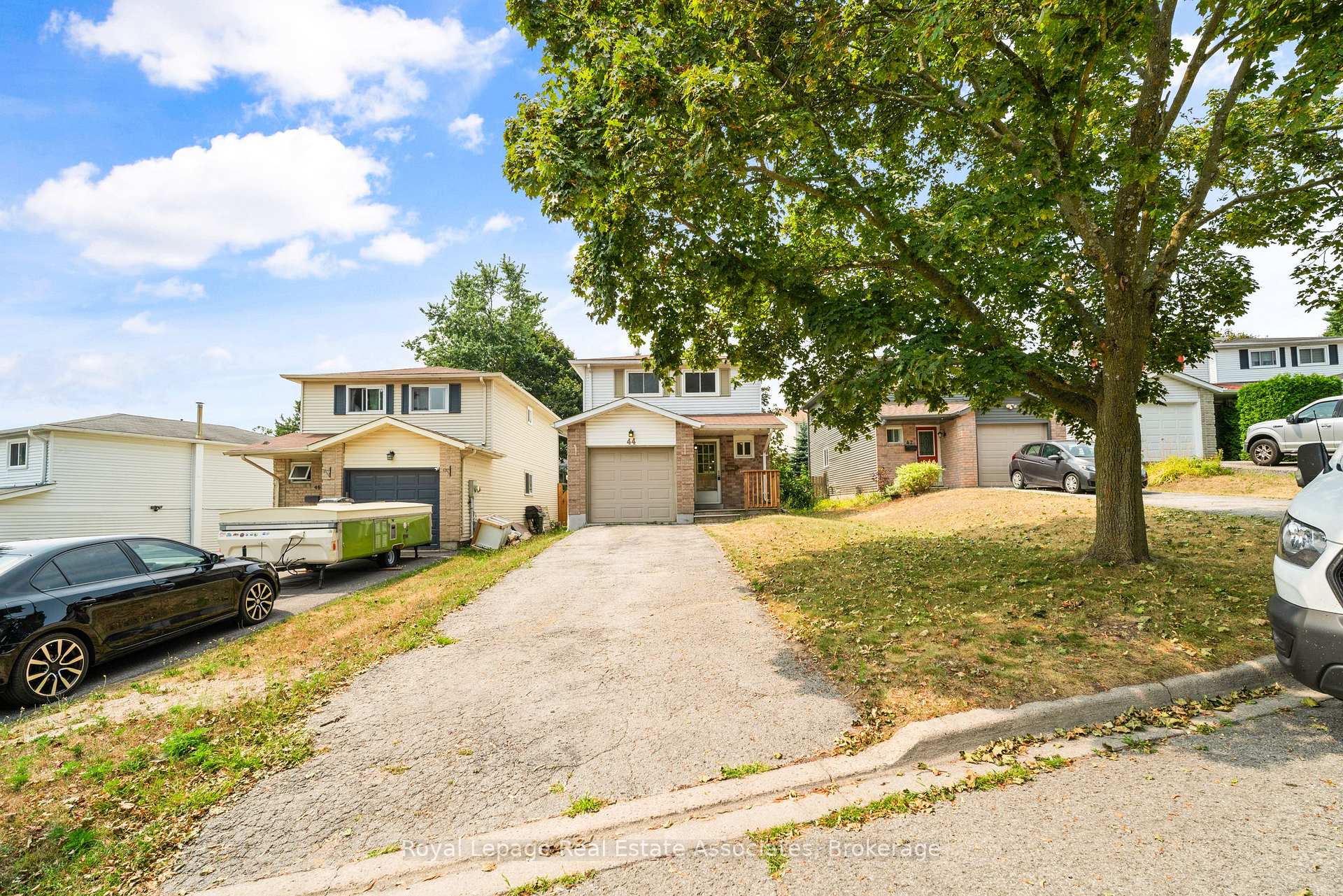 Photo 2 of 44 Hemingway Crescent, Barrie, Letitia Heights — HOMEH