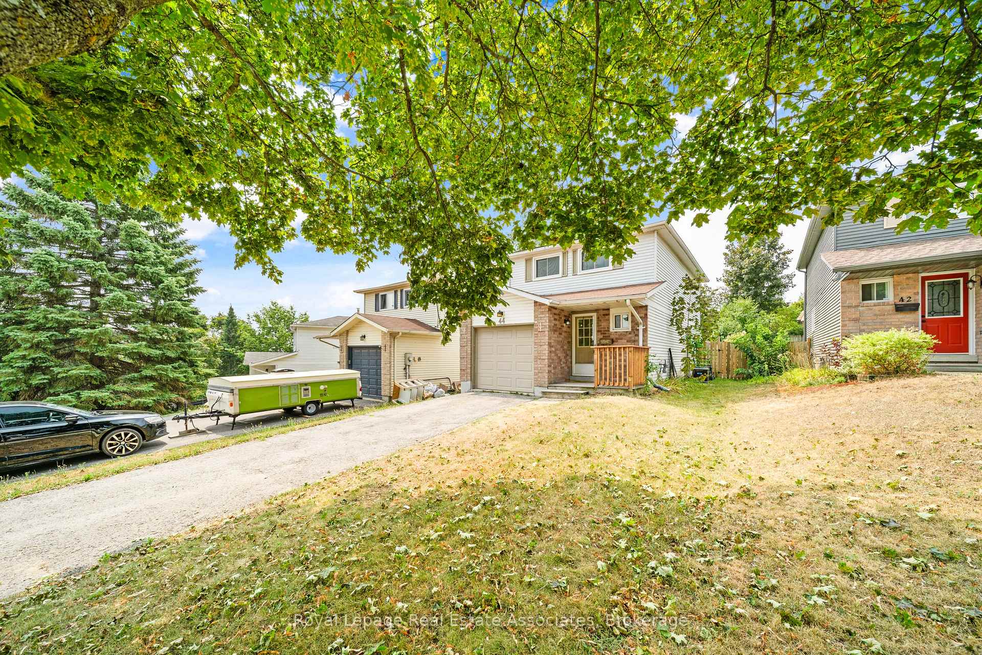 Photo 3 of 44 Hemingway Crescent, Barrie, Letitia Heights — HOMEH