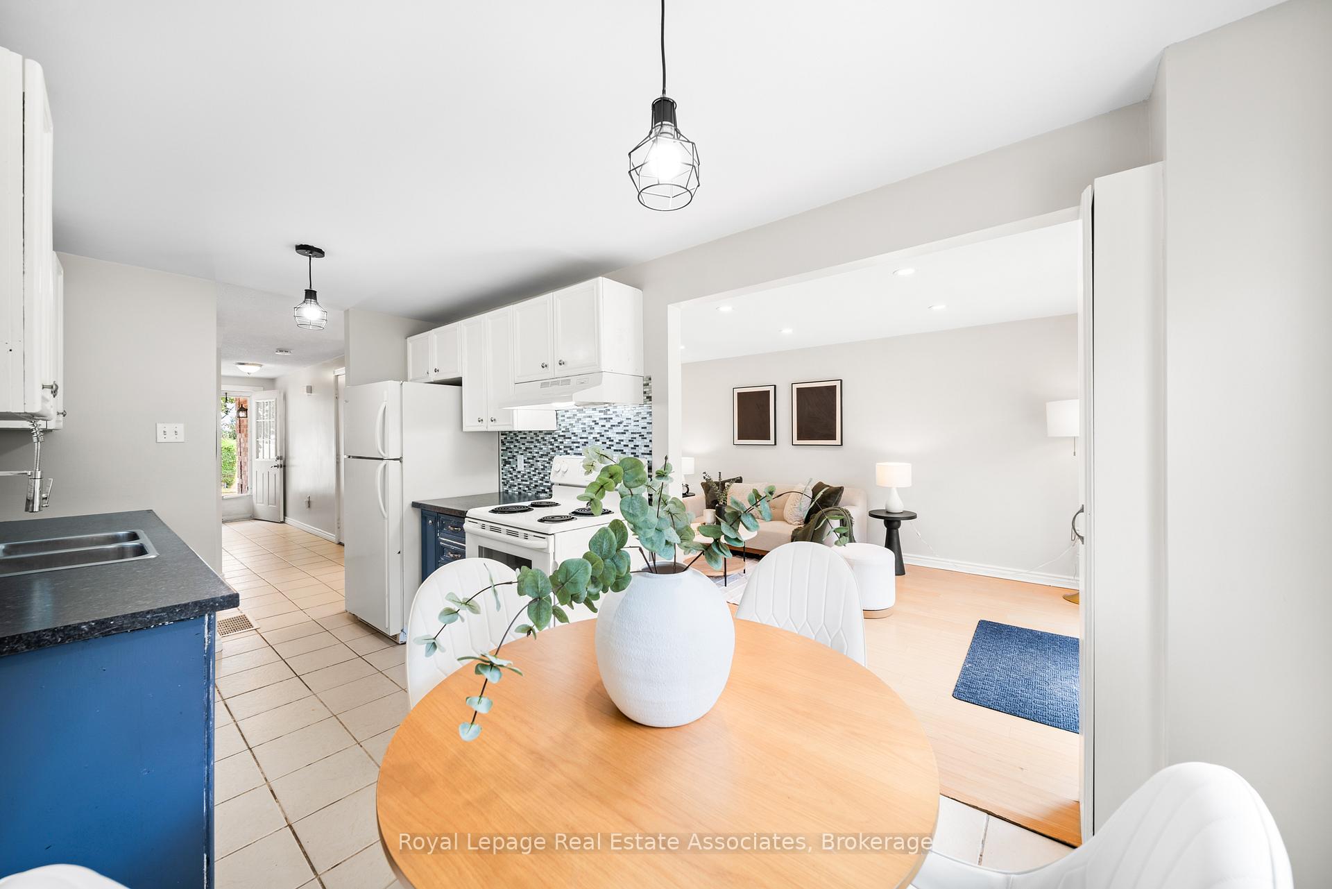 Photo 10 of 44 Hemingway Crescent, Barrie, Letitia Heights — HOMEH