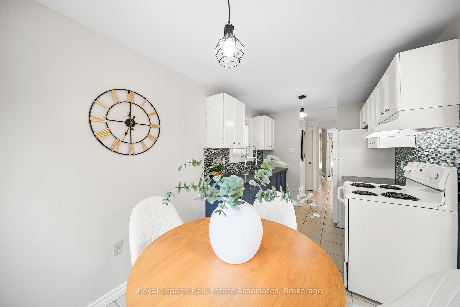 Photo 11 of 44 Hemingway Crescent, Barrie, Letitia Heights — HOMEH
