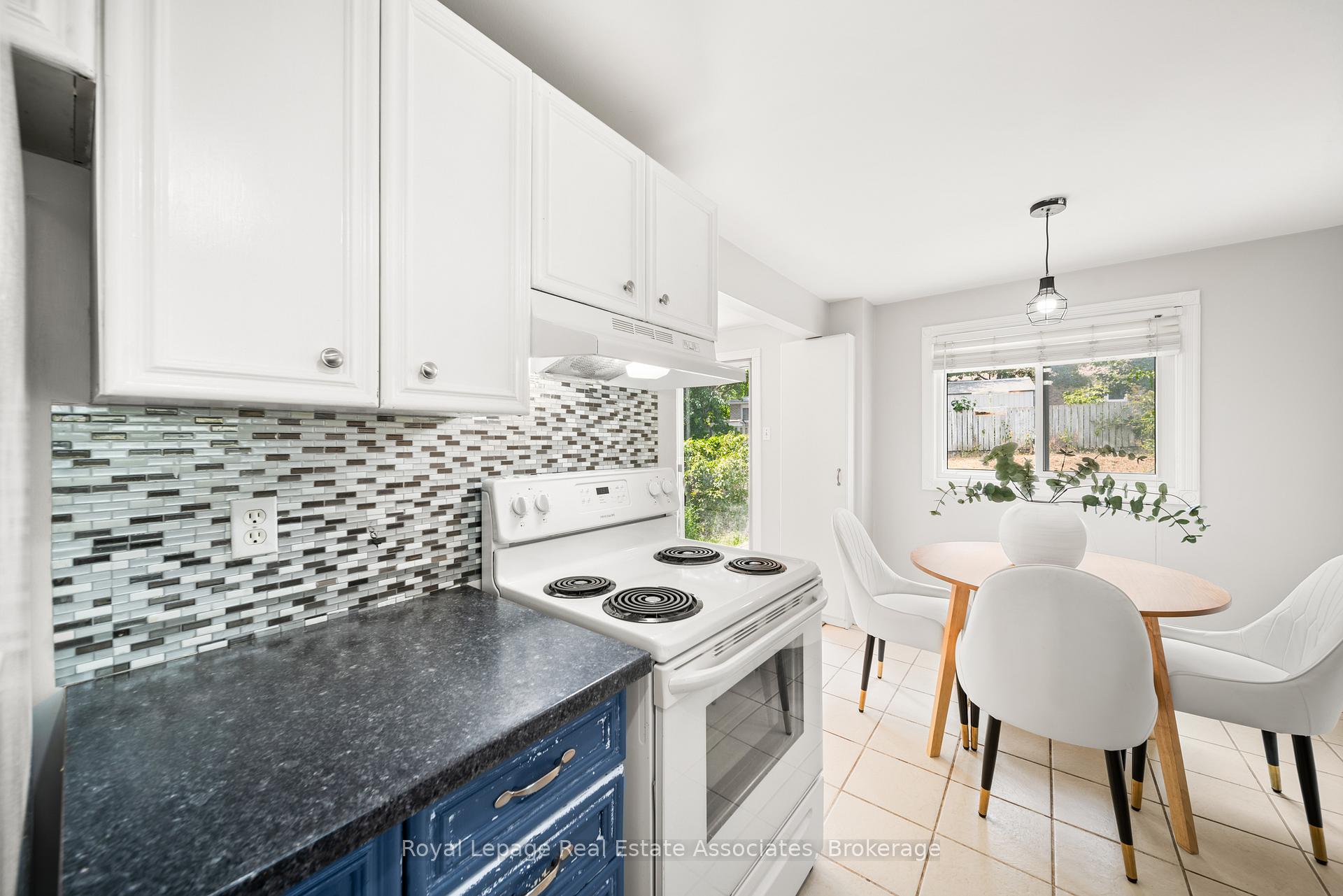 Photo 12 of 44 Hemingway Crescent, Barrie, Letitia Heights — HOMEH