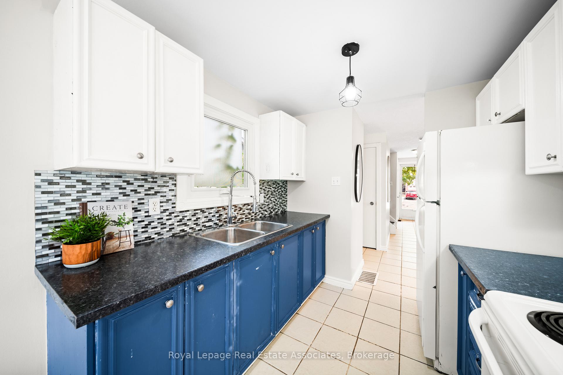 Photo 13 of 44 Hemingway Crescent, Barrie, Letitia Heights — HOMEH