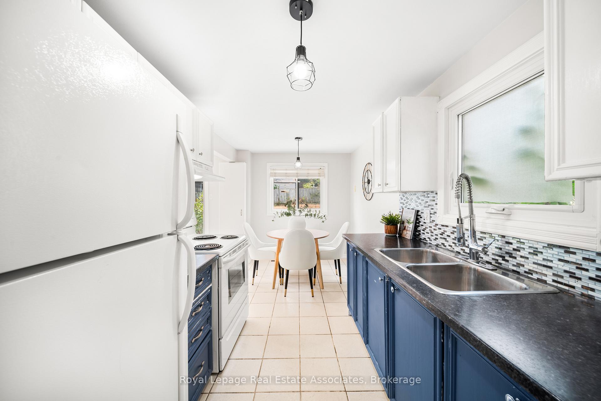 Photo 14 of 44 Hemingway Crescent, Barrie, Letitia Heights — HOMEH