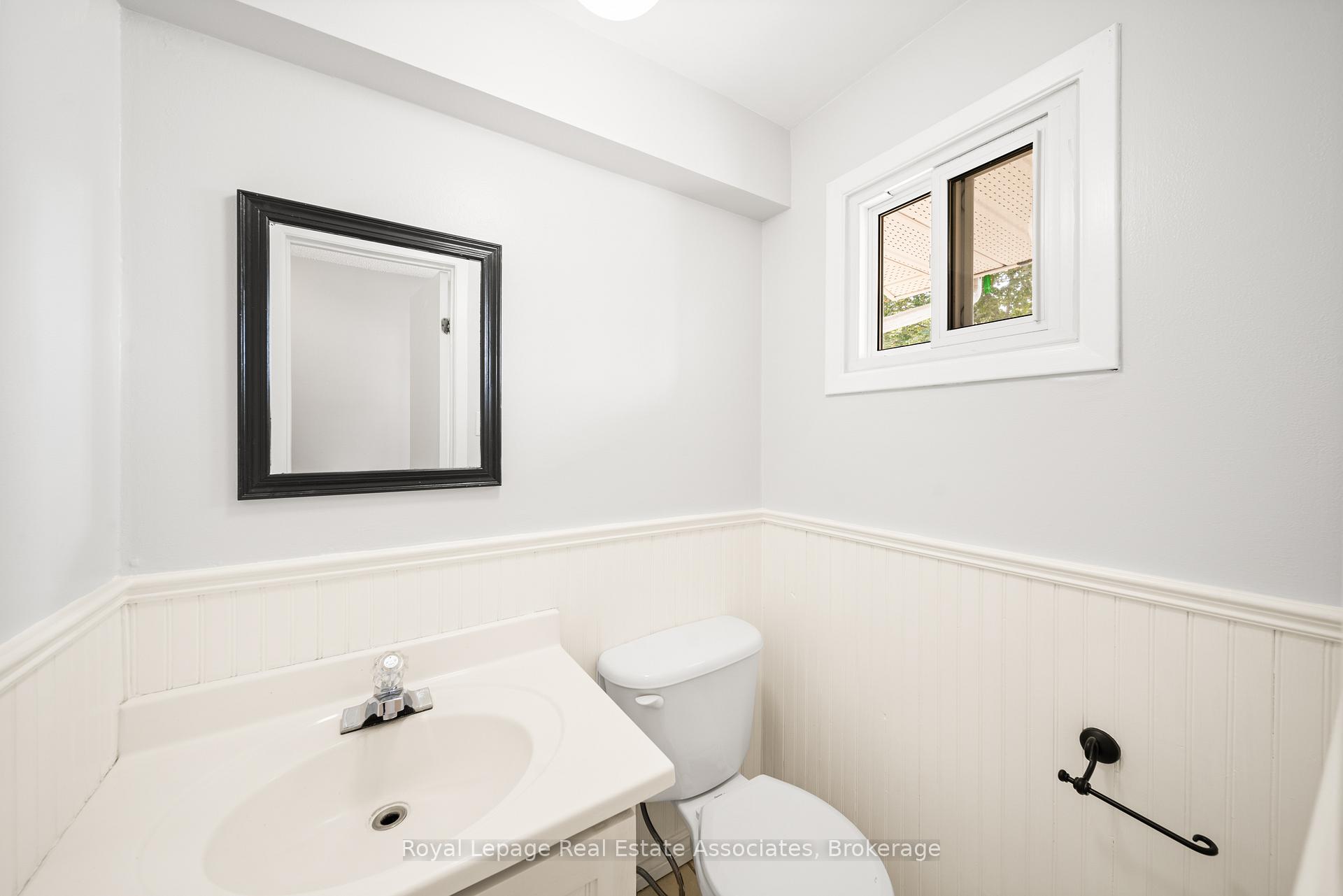 Photo 15 of 44 Hemingway Crescent, Barrie, Letitia Heights — HOMEH