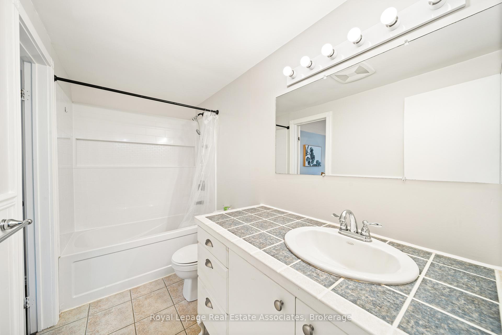 Photo 19 of 44 Hemingway Crescent, Barrie, Letitia Heights — HOMEH