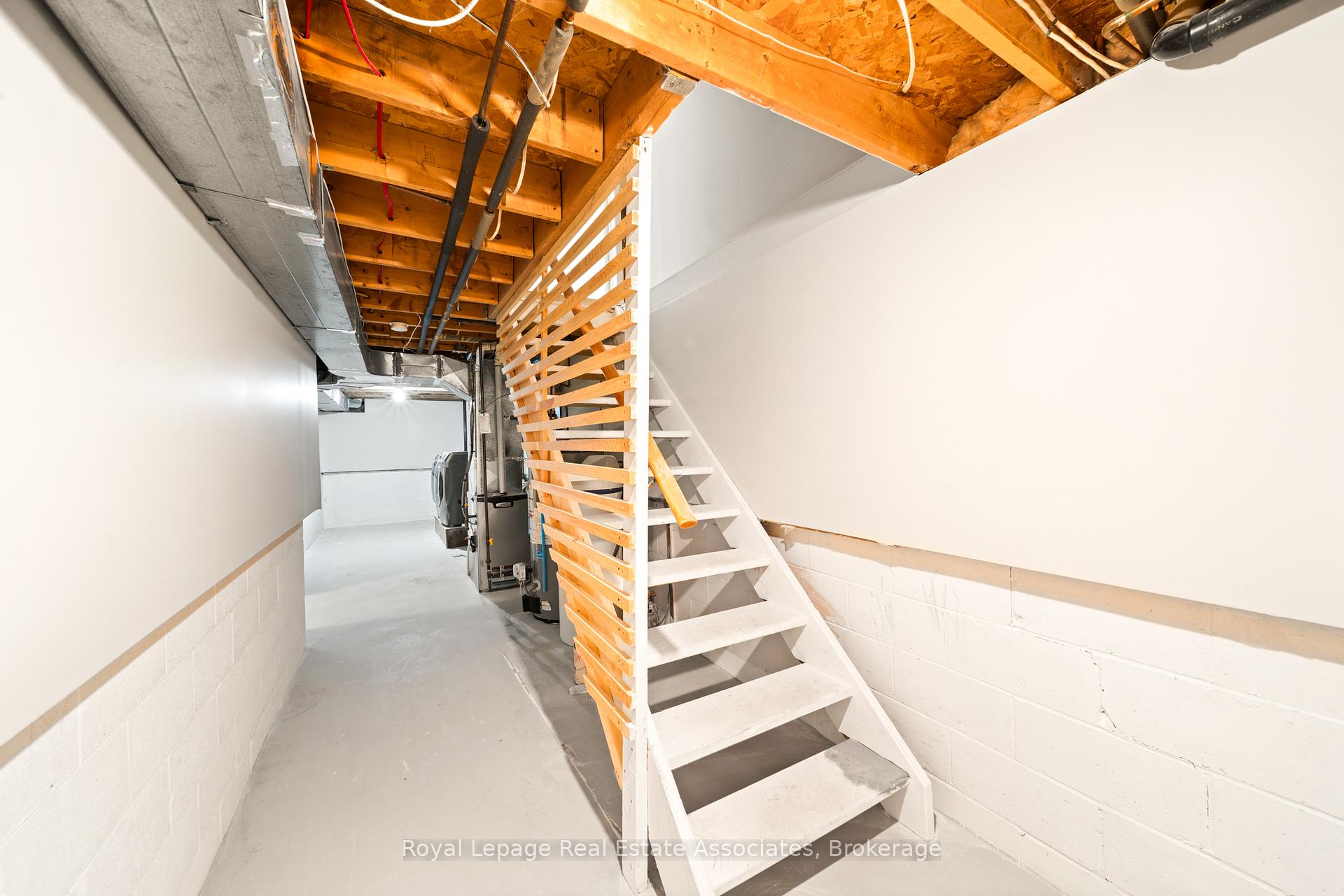 Photo 24 of 44 Hemingway Crescent, Barrie, Letitia Heights — HOMEH