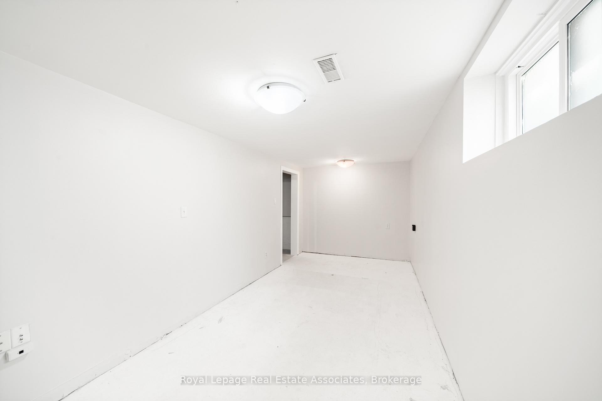 Photo 25 of 44 Hemingway Crescent, Barrie, Letitia Heights — HOMEH