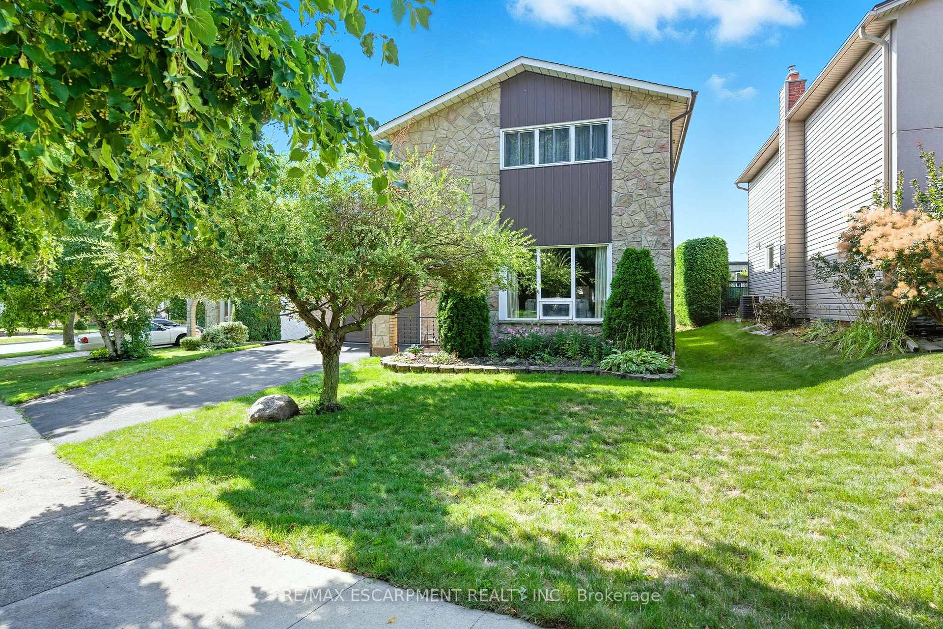 Photo 3 of 3149 Michael Crescent, Burlington, Palmer — HOMEH