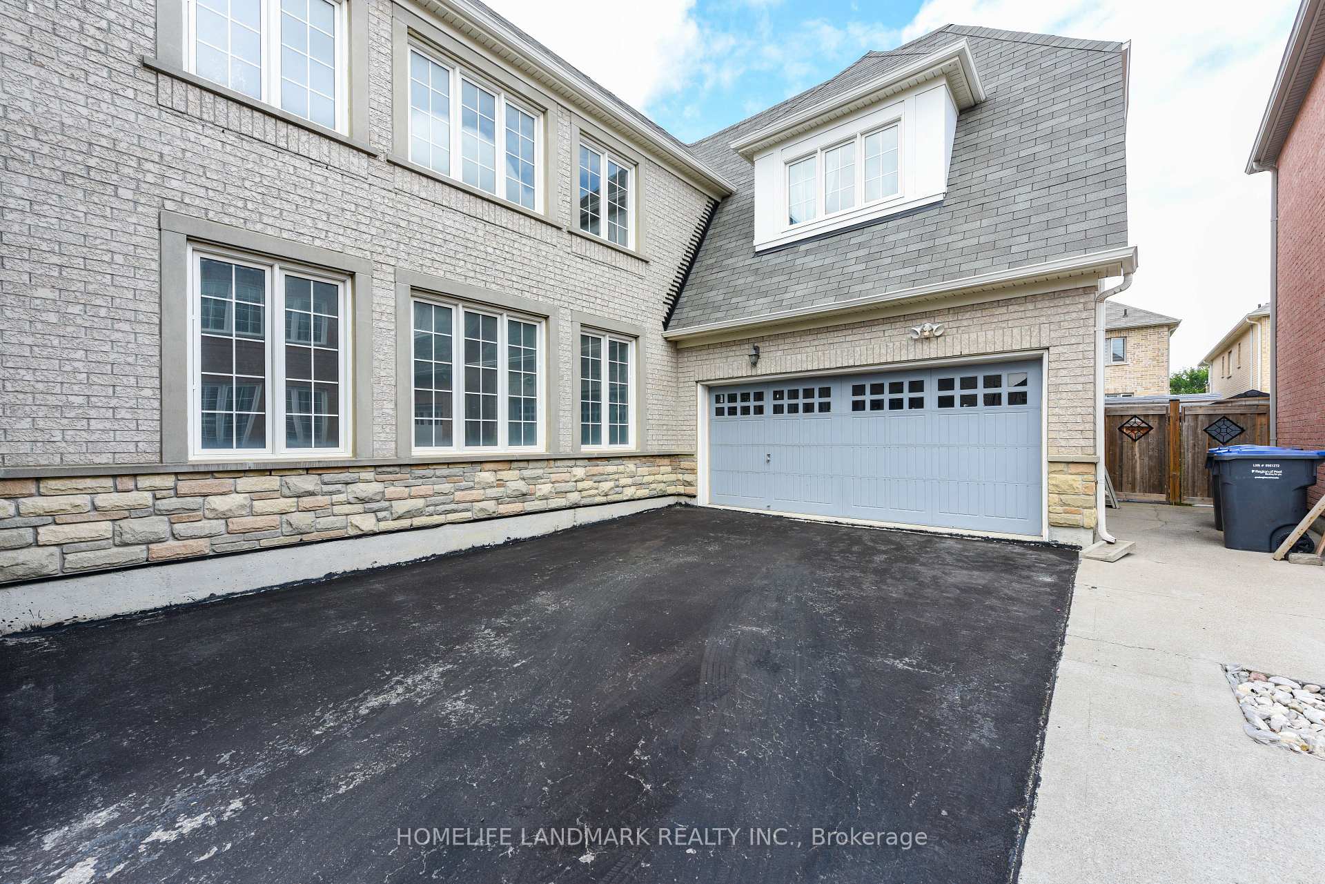 Photo 5 of 210 Castle Oaks Crossing W, Brampton, Bram East — HOMEH