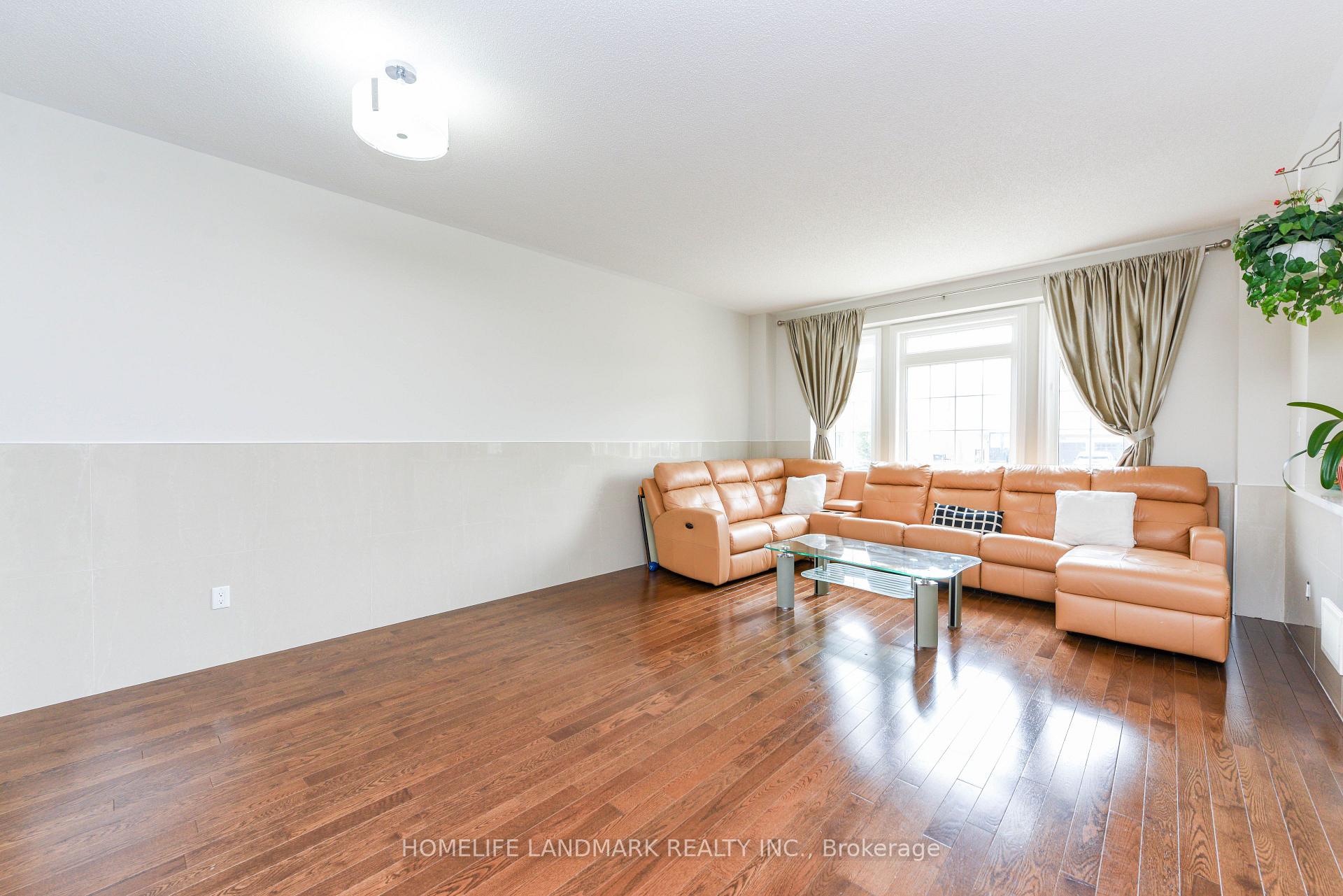 Photo 2 of 210 Castle Oaks Crossing W, Brampton, Bram East — HOMEH