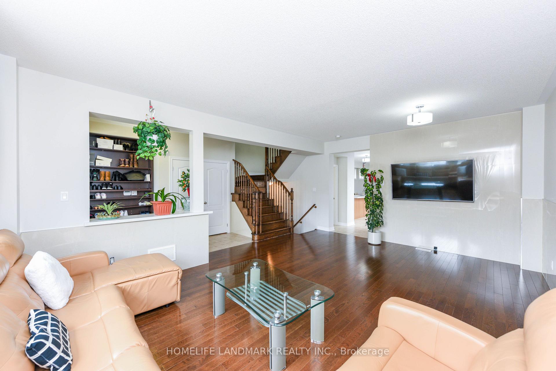 Photo 7 of 210 Castle Oaks Crossing W, Brampton, Bram East — HOMEH