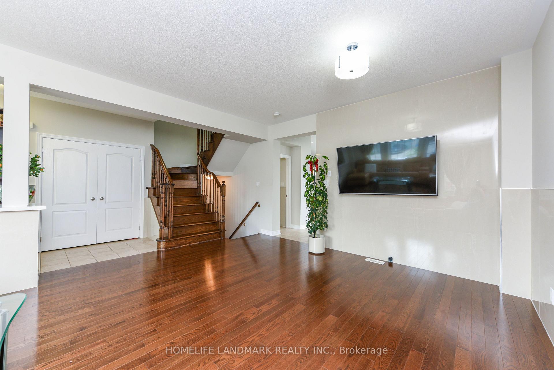 Photo 4 of 210 Castle Oaks Crossing W, Brampton, Bram East — HOMEH