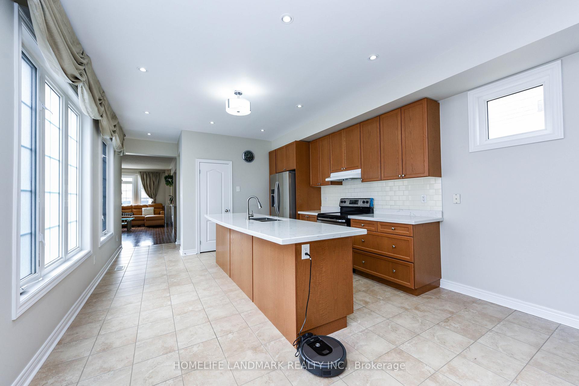 Photo 14 of 210 Castle Oaks Crossing W, Brampton, Bram East — HOMEH