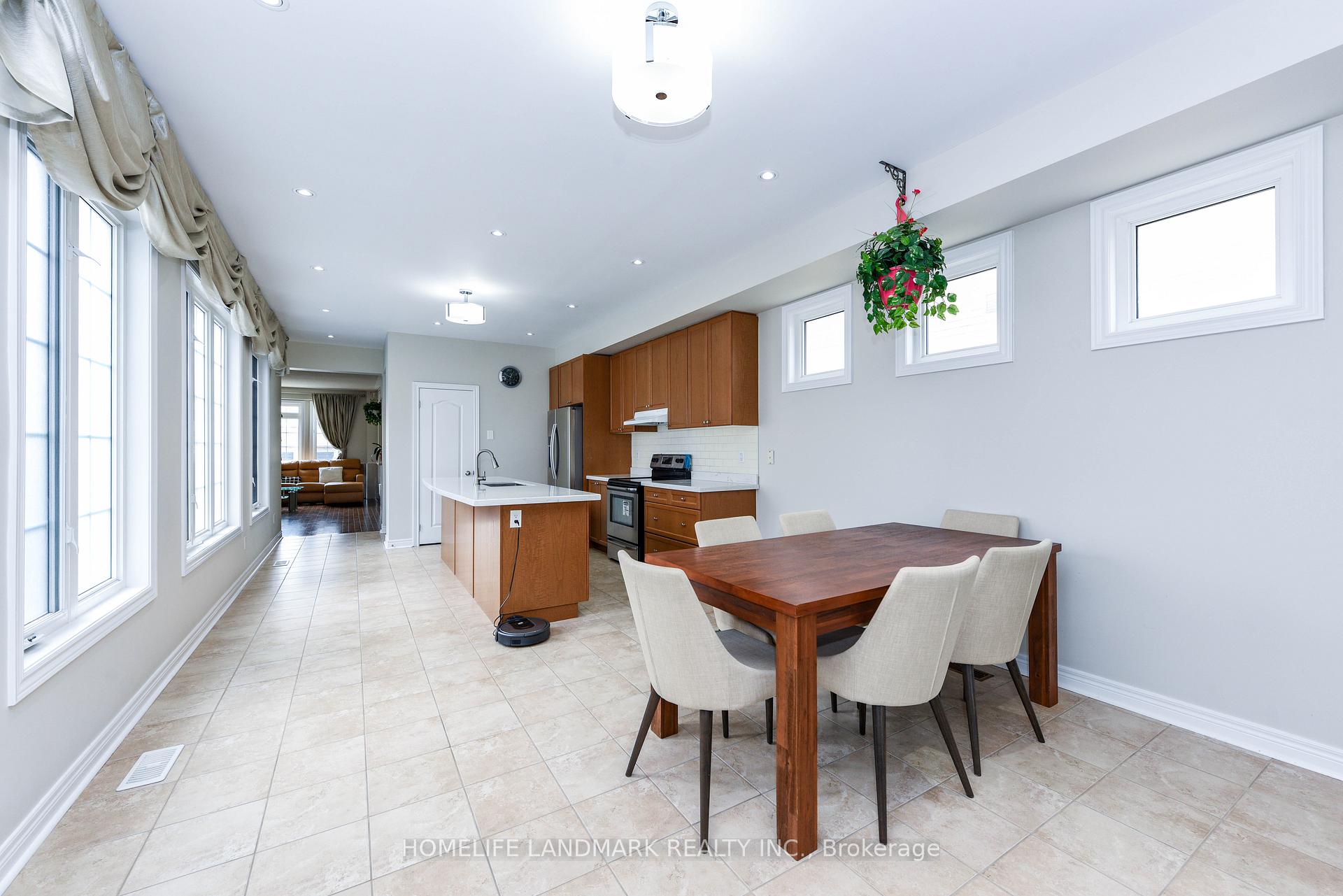 Photo 11 of 210 Castle Oaks Crossing W, Brampton, Bram East — HOMEH