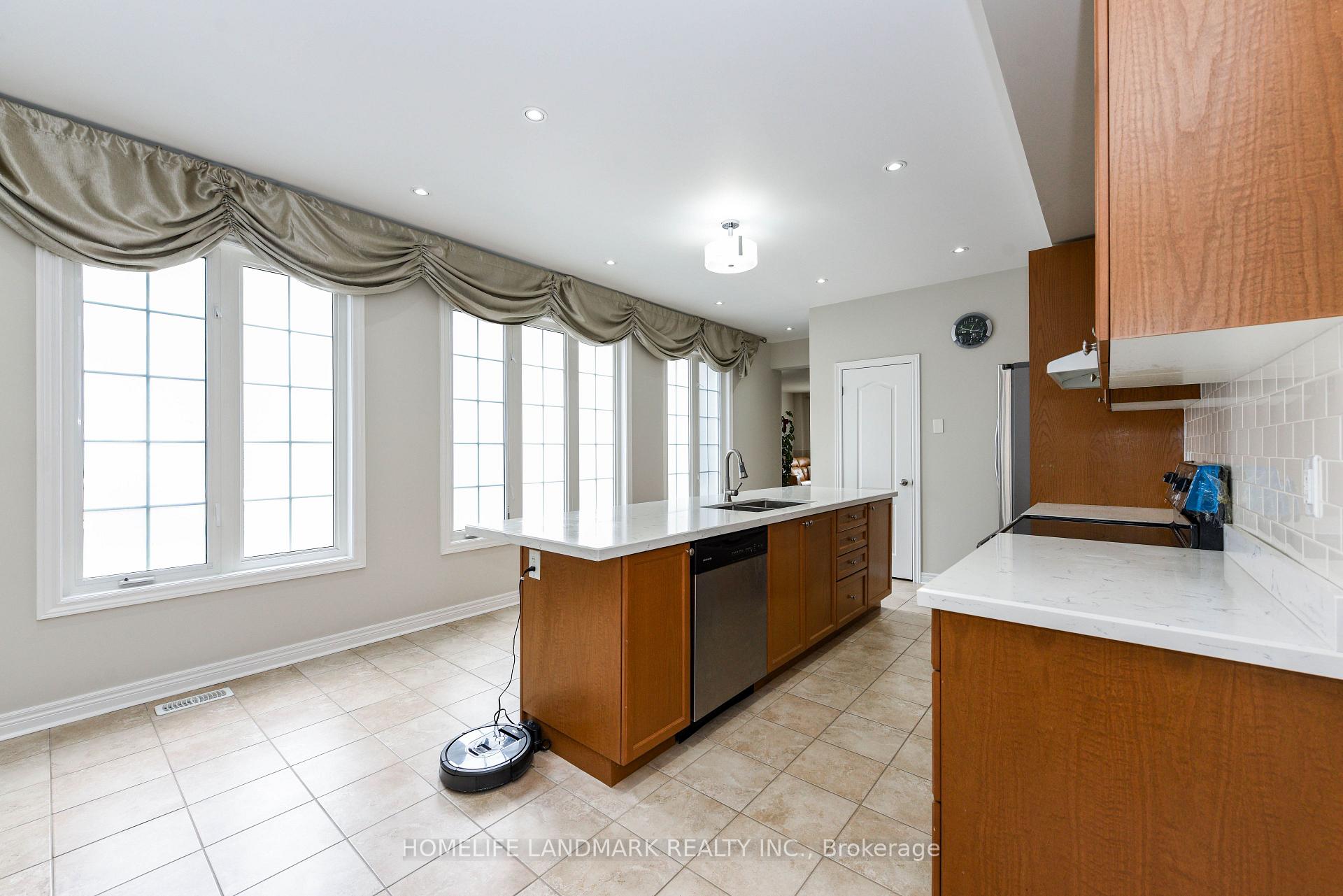 Photo 6 of 210 Castle Oaks Crossing W, Brampton, Bram East — HOMEH