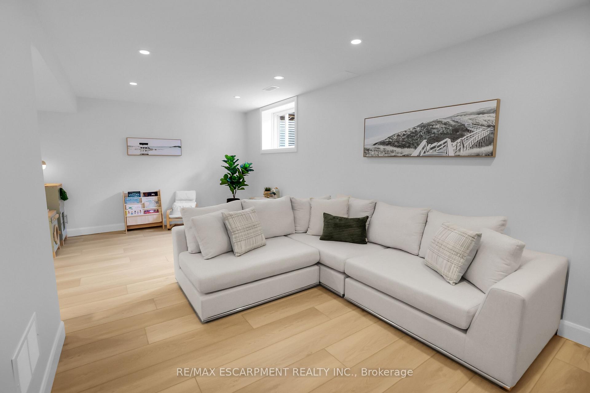 Photo 14 of Unit 9, 8 Nelles Road N, Grimsby, Grimsby East — HOMEH