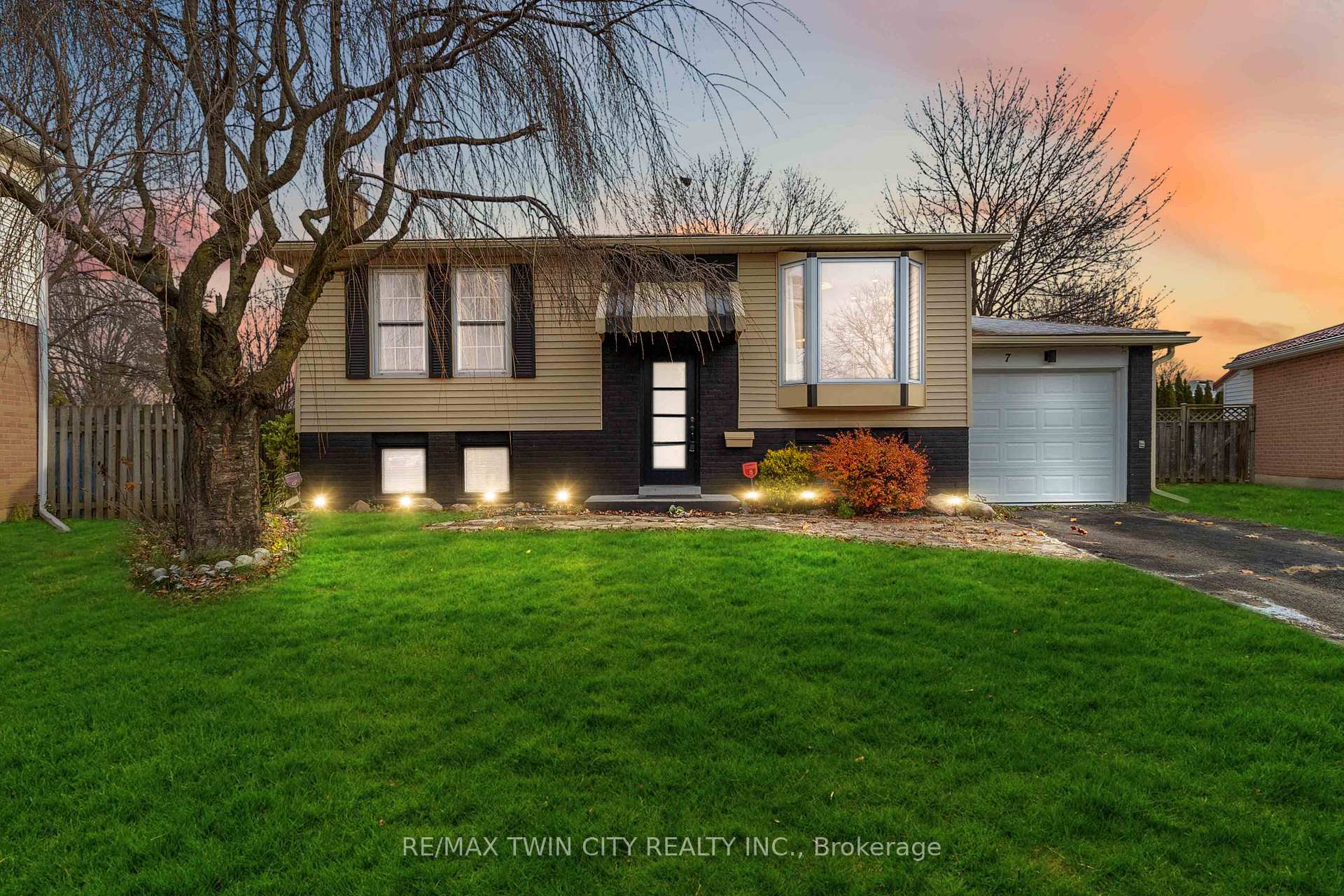 Photo 1 of 7 Normandy Place, Brant, Brantford Twp — HOMEH