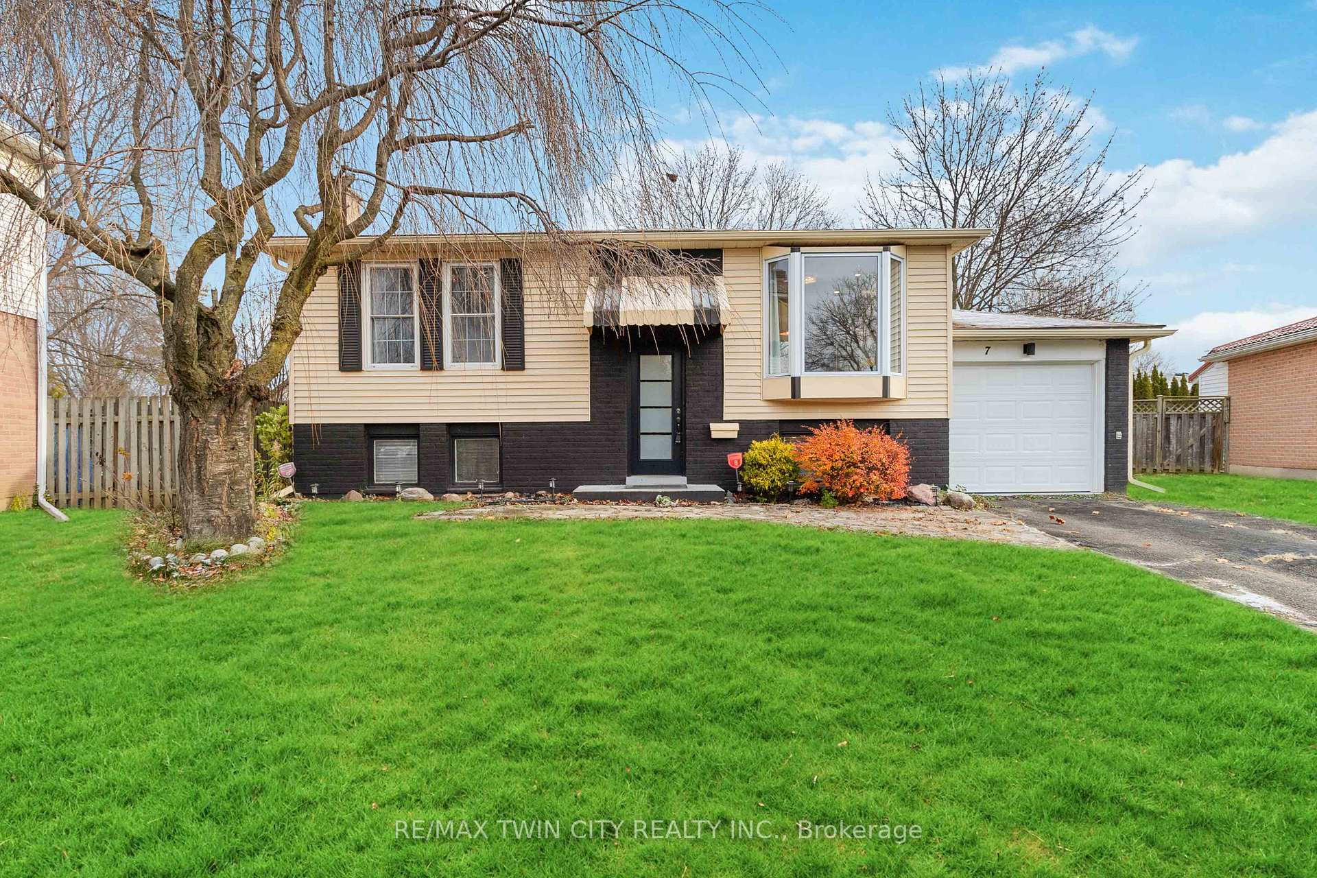 Photo 2 of 7 Normandy Place, Brant, Brantford Twp — HOMEH