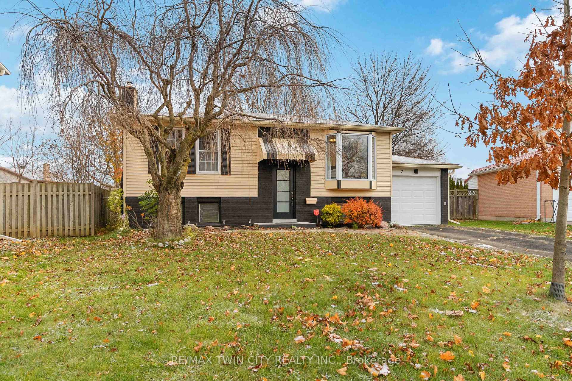 Photo 3 of 7 Normandy Place, Brant, Brantford Twp — HOMEH