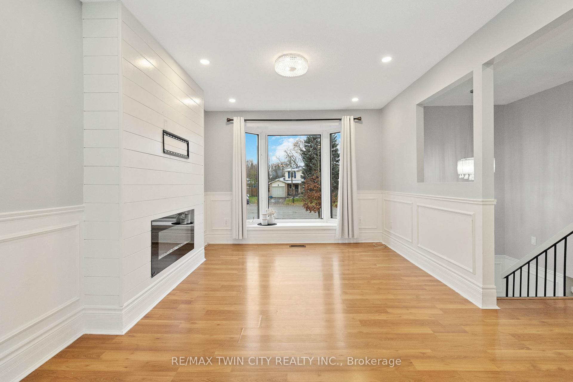 Photo 4 of 7 Normandy Place, Brant, Brantford Twp — HOMEH