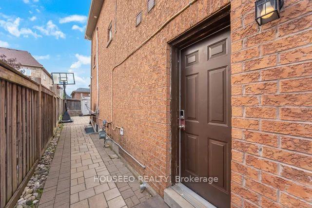 Photo 11 of 2 Richgrove (BSMT) Drive, Brampton, Vales of Castlemore — HOMEH