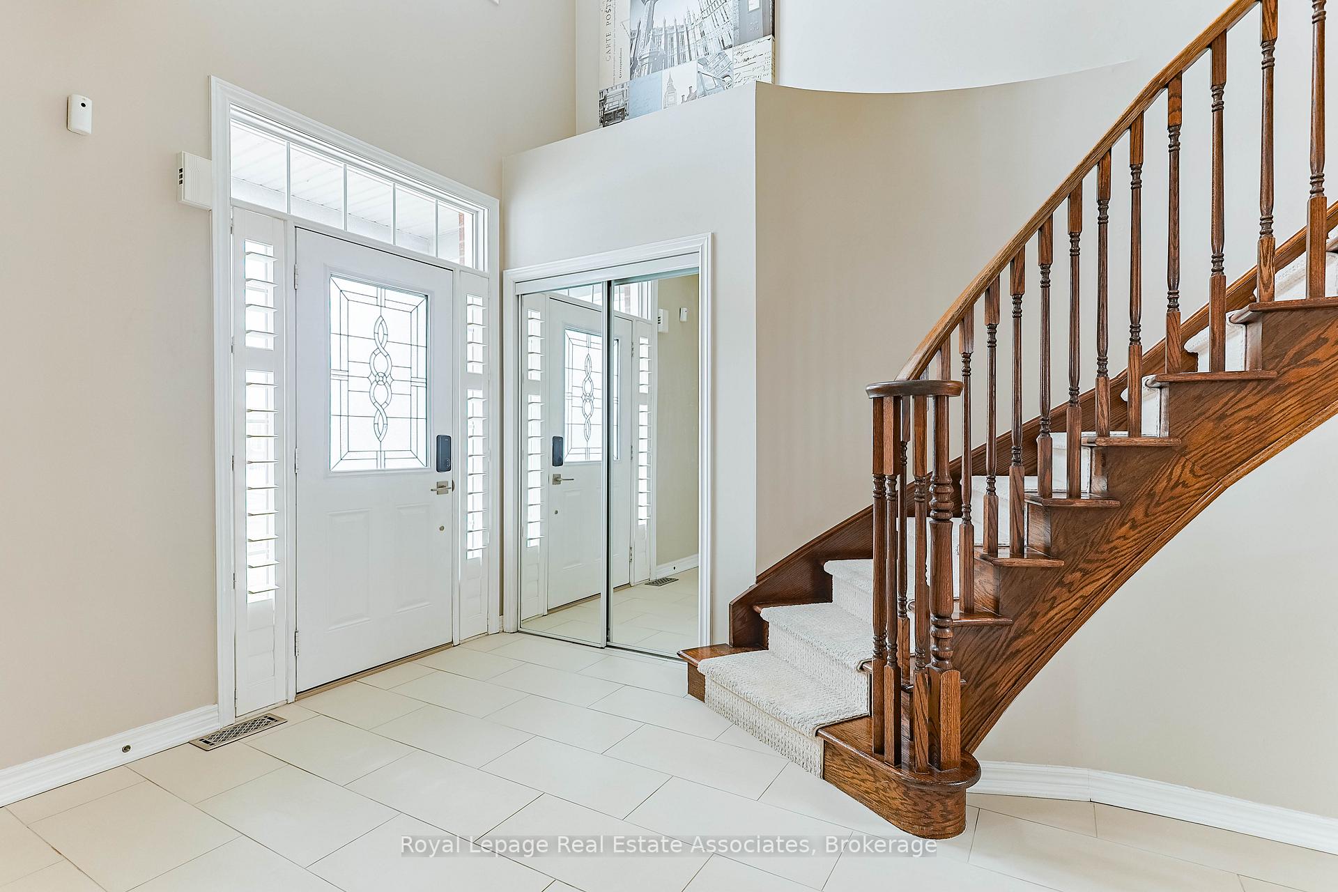 Photo 3 of 30 Sidare Court, Grimsby, Grimsby Beach — HOMEH