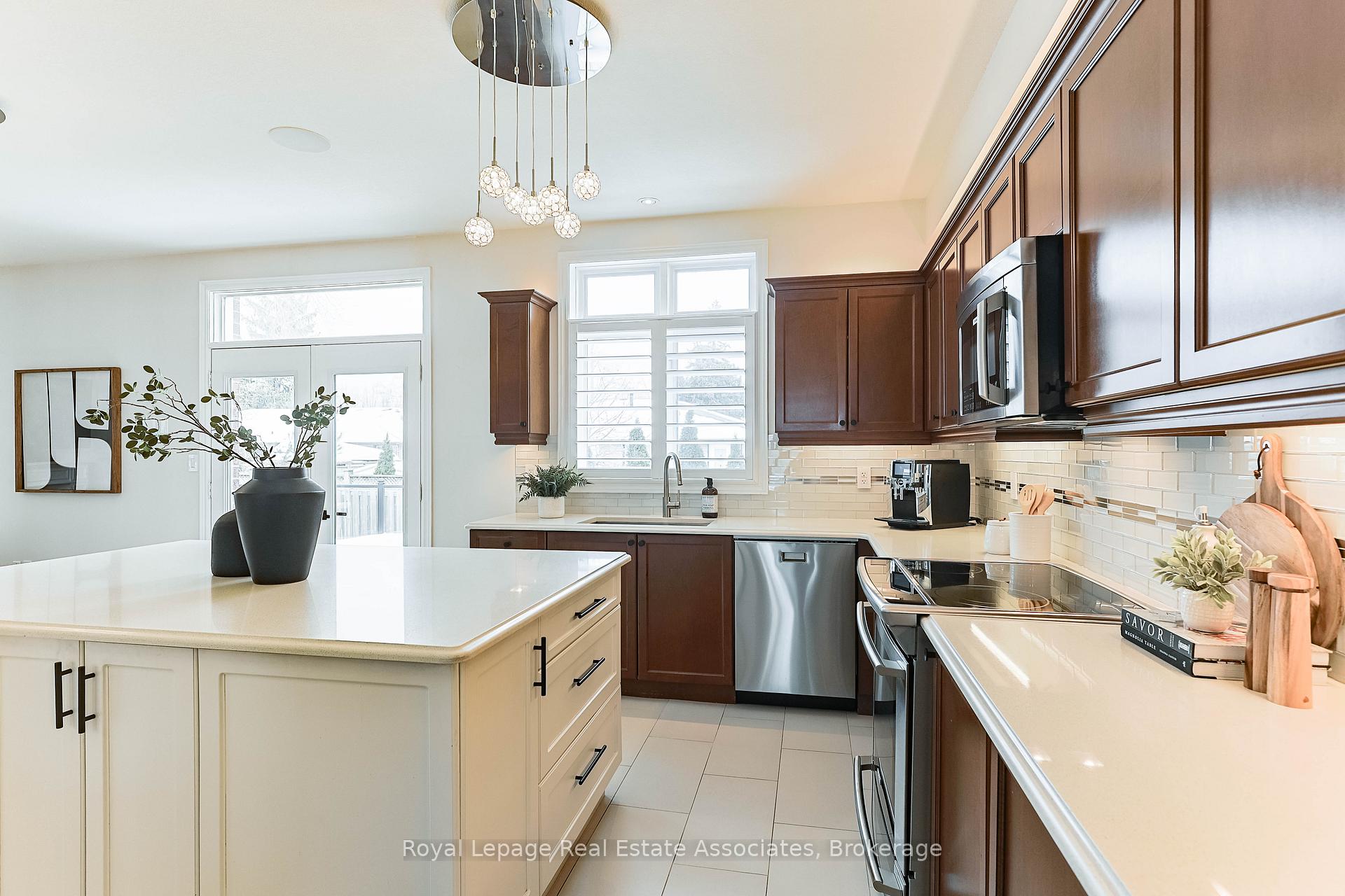 Photo 12 of 30 Sidare Court, Grimsby, Grimsby Beach — HOMEH
