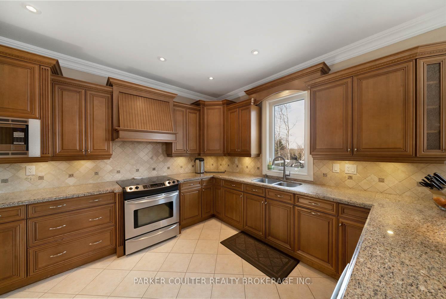 Photo 10 of 14 Regalia Way, Barrie, Innis-Shore — HOMEH