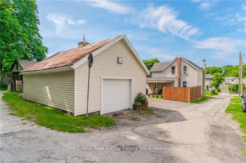 Photo 2 of 32 Walnut Lane, Brant, Paris — HOMEH