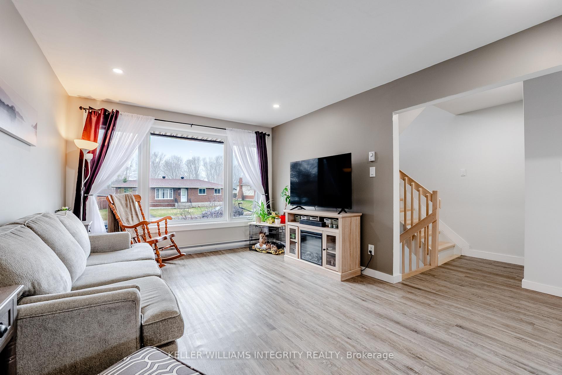 Photo 4 of 718 Glengarry Boulevard, Cornwall — HOMEH