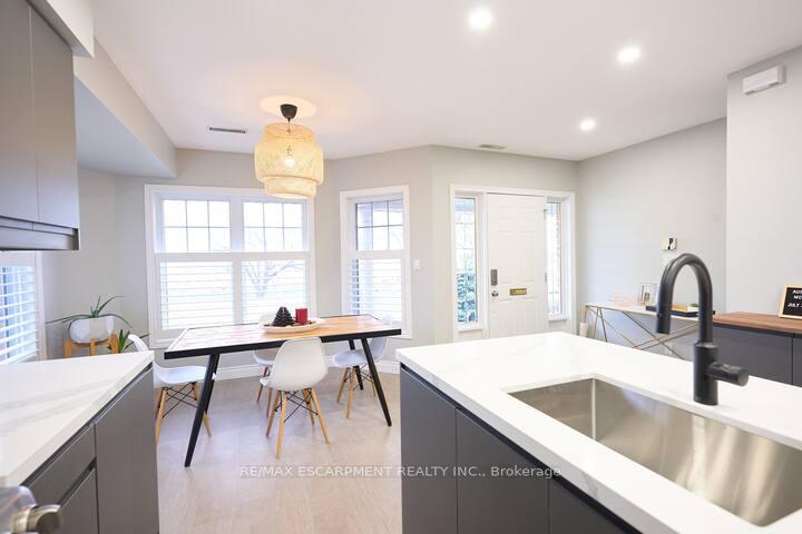 Photo 5 of Unit UPPER, 1397 Lakeshore Road, Burlington, Brant — HOMEH