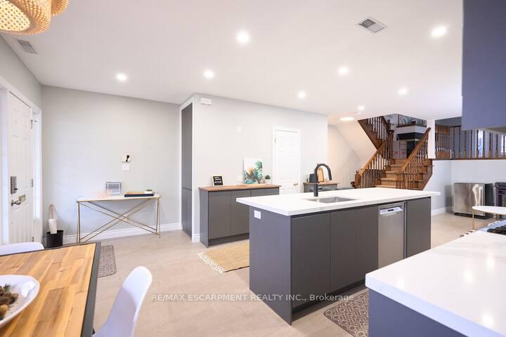 Photo 6 of Unit UPPER, 1397 Lakeshore Road, Burlington, Brant — HOMEH