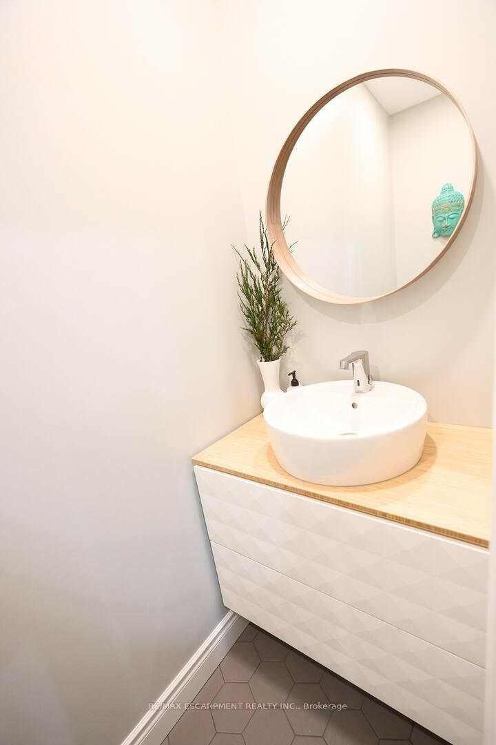 Photo 10 of Unit UPPER, 1397 Lakeshore Road, Burlington, Brant — HOMEH