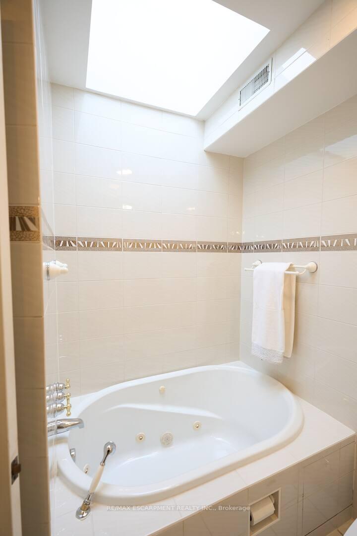 Photo 20 of Unit UPPER, 1397 Lakeshore Road, Burlington, Brant — HOMEH