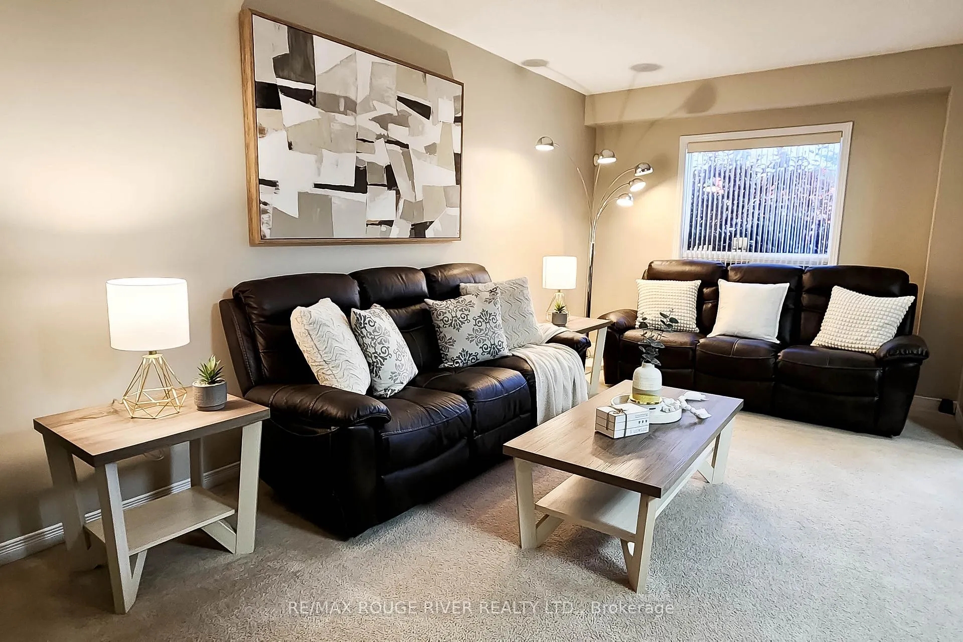 Photo 2 of 74 Meadow Wood Crescent, Hamilton, Stoney Creek Mountain — HOMEH