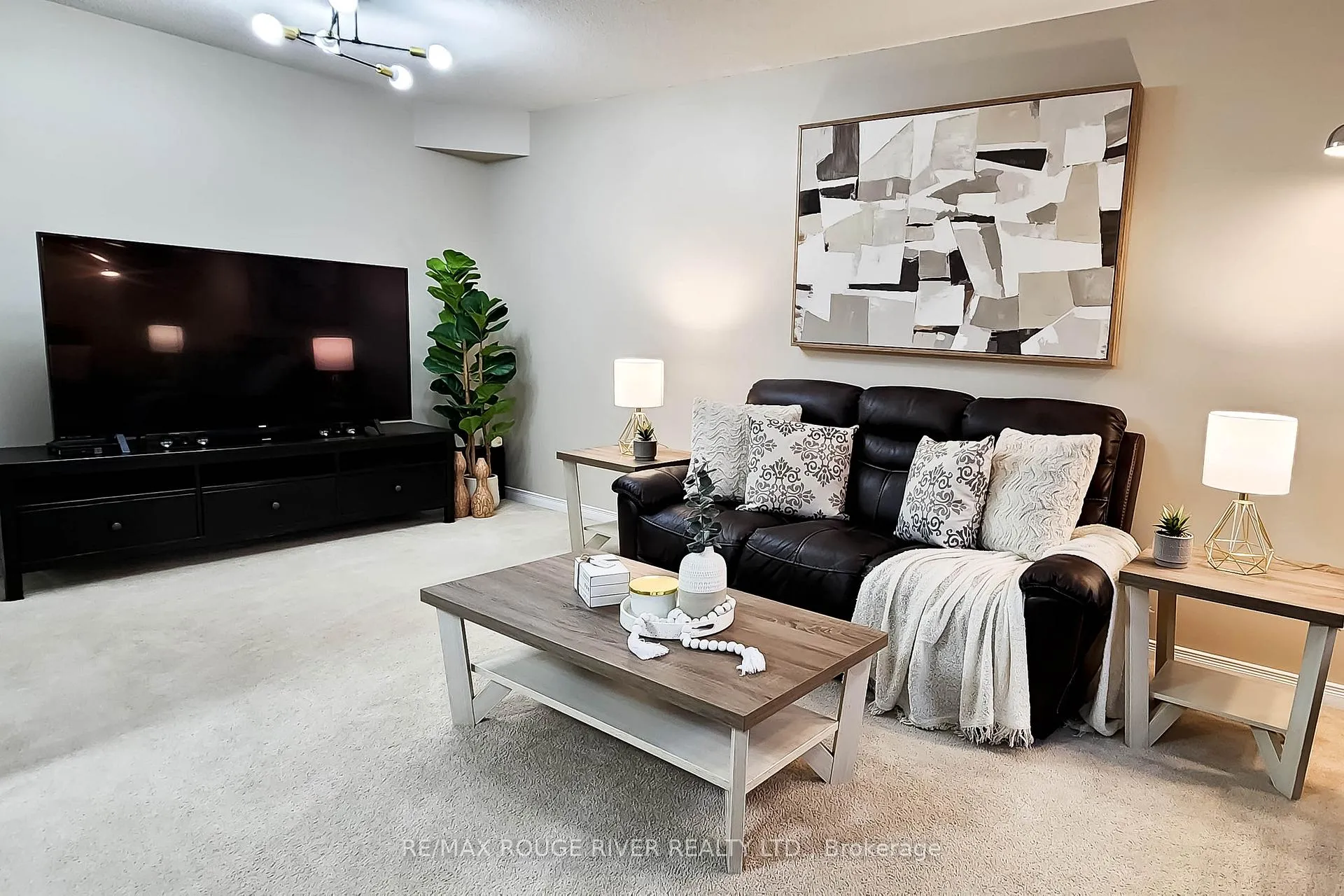 Photo 3 of 74 Meadow Wood Crescent, Hamilton, Stoney Creek Mountain — HOMEH