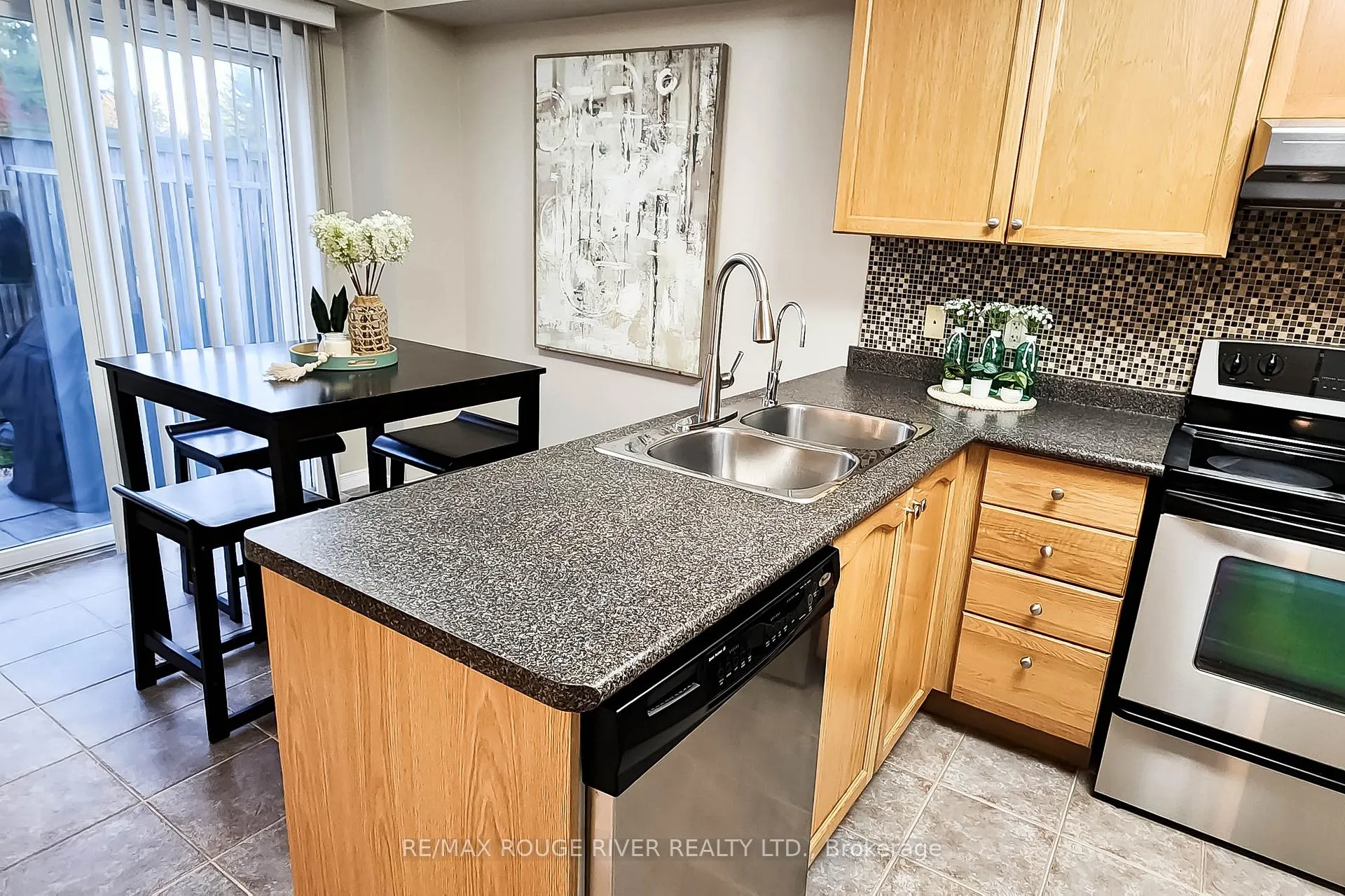 Photo 6 of 74 Meadow Wood Crescent, Hamilton, Stoney Creek Mountain — HOMEH