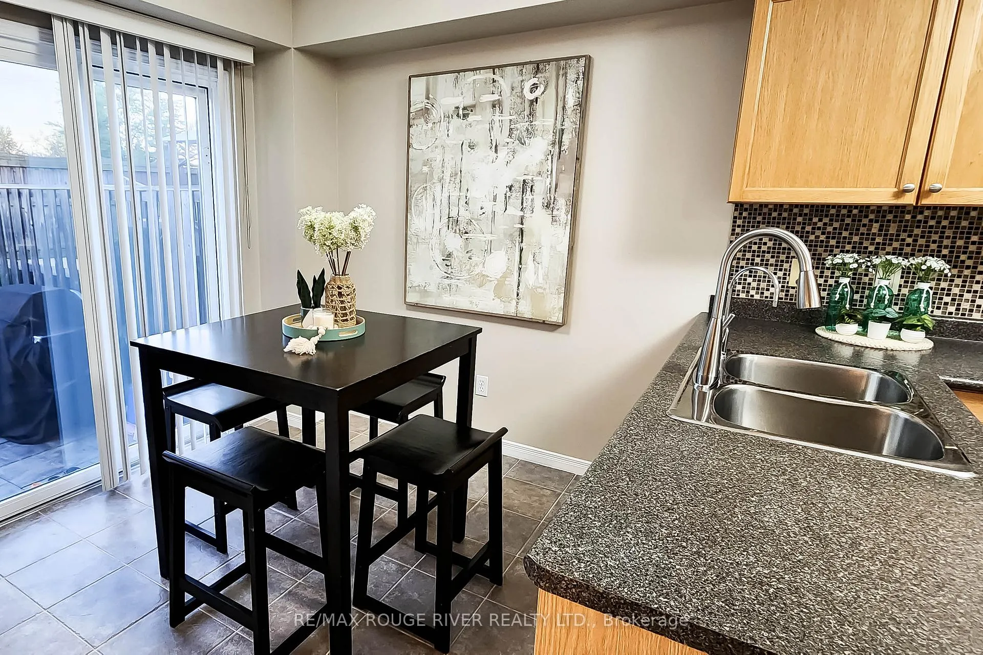 Photo 7 of 74 Meadow Wood Crescent, Hamilton, Stoney Creek Mountain — HOMEH