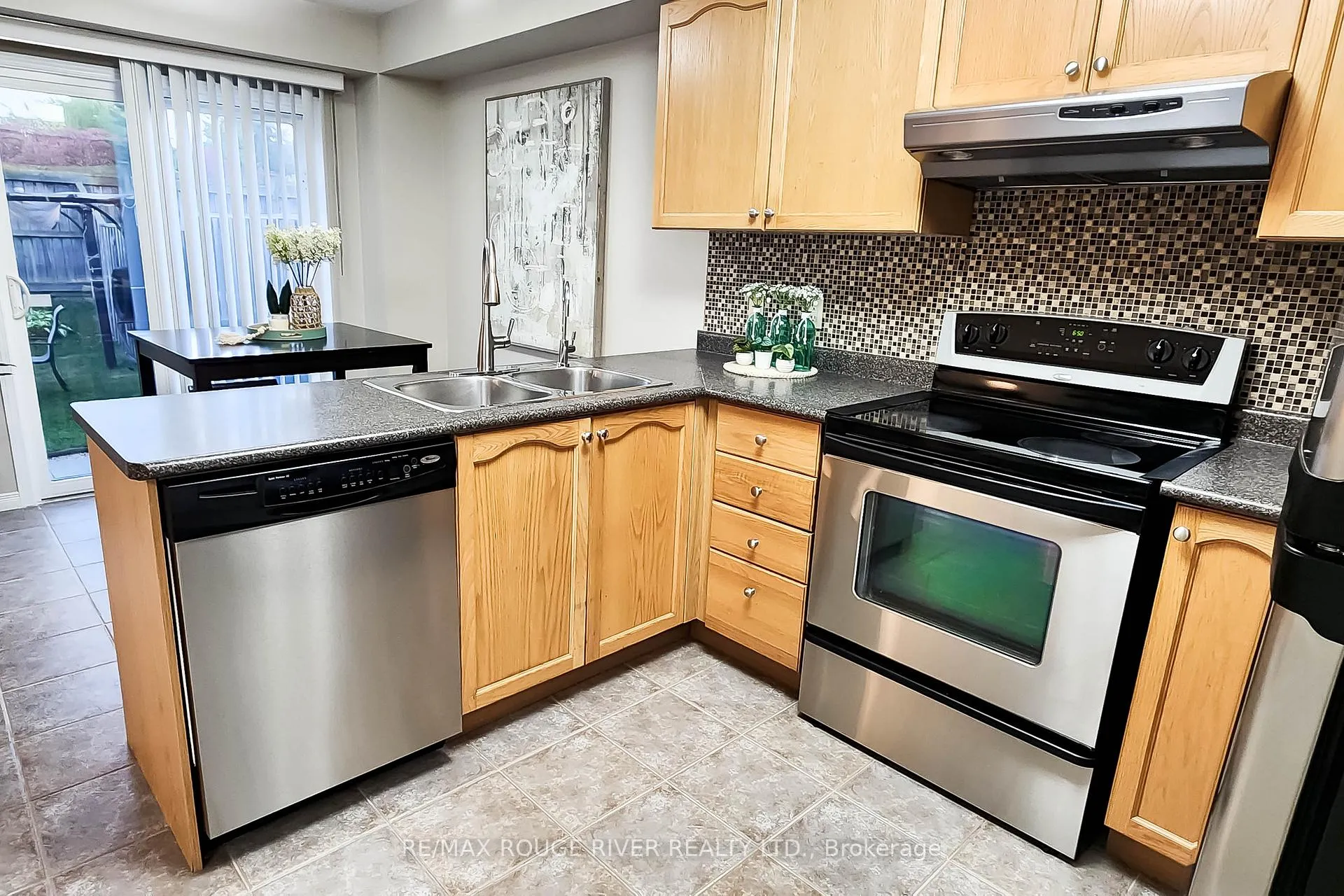Photo 9 of 74 Meadow Wood Crescent, Hamilton, Stoney Creek Mountain — HOMEH